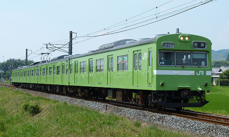 JR奈良線棚倉駅付近を走行するNS407編成