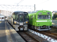 2021年1月撮影、京終駅にて。桜井線（万葉まほろば線）の新顔227系1000番台との並びです。