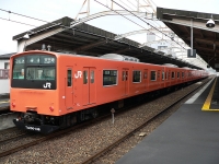 オレンジ色201系4両＋4両の編成を桃谷駅にて撮影。クハ200-136～が最後尾でした。