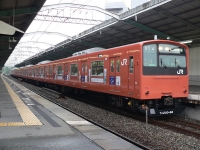 オレンジ色201系4両＋4両を芦原橋駅にて撮影。クハ200-68～が先頭でした。化粧品ORA2の広告が貼られています。