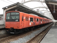 オレンジ色201系4両＋4両の編成を桃谷駅にて撮影。クハ200-91～が最後尾でした。山陰ディスティネーションキャンペーン広告が貼られています。