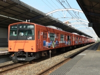 オレンジ色201系4両＋4両の編成を大正駅にて撮影。クハ200-91～が最後尾でした。九州キャンペーン広告が貼られています。
