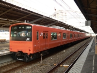 オレンジ色201系4両＋4両の編成を大正駅で撮影。クハ201-64が最後尾でした。