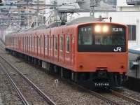オレンジ色201系4両＋4両の編成を桃谷駅にて撮影。クハ201-64～が先頭でした。