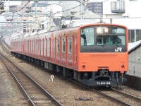 オレンジ色201系4両＋4両の編成を桃谷駅にて撮影。クハ201-64～が先頭でした。