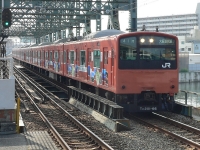 オレンジ色201系4両＋4両の編成を大正駅で撮影。クハ201-66が先頭でした。九州キャンペーンの広告が貼られています。