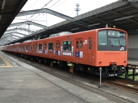 オレンジ色201系4両＋4両の編成を大阪城公園駅で撮影。クハ201-78が先頭でした。化粧品ORA2の広告が貼られています。