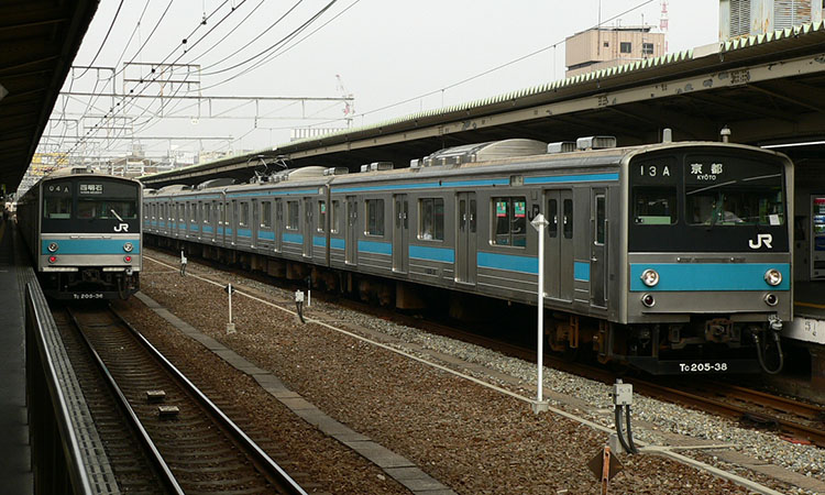 205系が大阪駅で並んでいます。