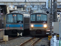 2021年1月撮影、JR奈良線黄檗駅にて205系0番台・1000番台行き違いのシーンです。