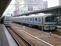 2003年7月撮影、大阪駅にて。緑ガラスの2000番台が登場しました。最初のころは限定運用が組まれ、大阪駅で並んでいました。