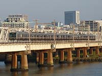 2012年10月撮影、上淀川鉄橋にて。朝陽を浴びて207系F1編成が鉄橋を渡っていきました。