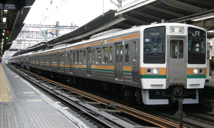 JR東海道線横浜駅に停車中の211系
