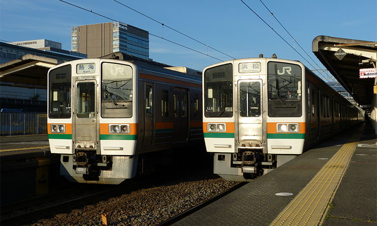 東海道線三島駅で顔を合わせる211系