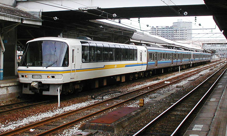 JR東海道線横浜駅に停車中の211系