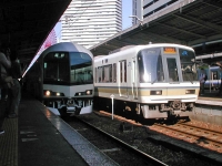 2003年撮影、大阪駅にて。展示中のJR四国5000系マリンライナーと並びました。