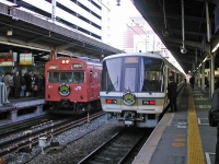 2003年12月撮影、大阪駅にて。ルミナリエHMを掲出しています。同じHMを掲出した大阪環状線103系と並びました。