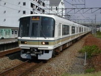 2004年9月撮影、伊丹駅にて。221系の快速です。