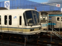 2005年12月撮影、塚口駅にて。205系と並んで留置されています。