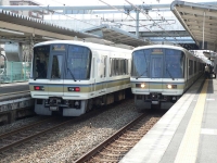 2007年4月撮影、伊丹駅にて。221系の快速・丹波路快速の並びです。