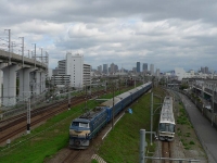 2008年4月撮影、塚本～尼崎間（加島陸橋）にて。EF66牽引の回送列車が遅れていたため、本線上で停車し回送を先に通すシーンです。