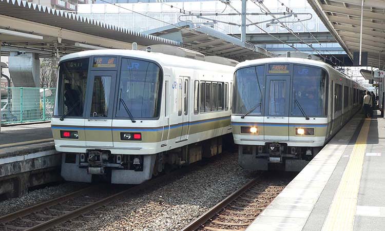 伊丹駅で並ぶ福知山線快速の221系