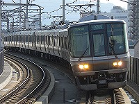 2008年4月撮影、新加美駅にて。直通快速が通過していきます。