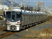 2022年撮影、JR総持寺駅にて。225系100番台に3次車として6連が登場しました。