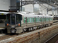2018年11月撮影、京都駅にて。試運転のため0番乗り場に停車中の227系1000番台。