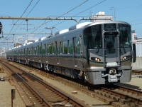 2019年9月撮影、鶴ケ丘駅にて。和歌山へ回送される227系1000番台。