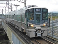 2018年11月撮影、近江舞子駅にて。湖西線で試運転中の227系1000番台。