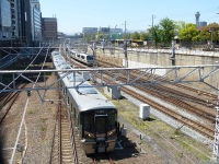 2019年4月撮影、天王寺駅の陸橋にて。和歌山方面へ回送される227系1000番台。