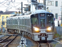 2021年1月撮影、京終駅にて。桜井線（万葉まほろば線）で増結されて4両で運行する227系1000番台。