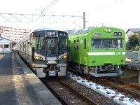 2021年1月撮影、京終駅にて。古豪103系と並ぶ。