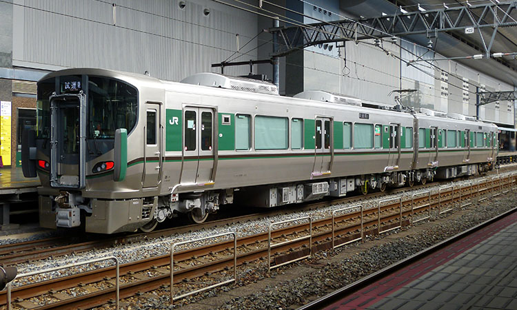 京都駅で試運転のため停車中の227系1000番台。