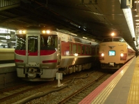 2010年11月撮影、大阪駅にて。特急雷鳥号と並びました。