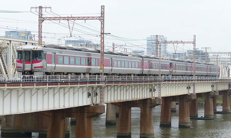 上淀川鉄橋を渡るキハ189系　特急はまかぜ号