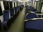京阪3000系の車内の様子です。1列＆2列の座席が並びます。