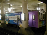 大阪市交通局御堂筋線10系に施されたペイントハウスのラッピング