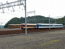 大阪線を12200系特急が通過中。３色並びが実現？しました。