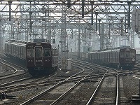 十三にて、3000系と顔を合わせる