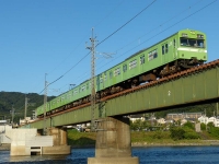 2020年9月撮影、宇治川鉄橋（宇治駅～黄檗駅間）にて。川岸に降りて、見上げるアングルで撮影しました。新しい橋脚が姿を現し、複線化工事が始まればこのアングルも見納めです。