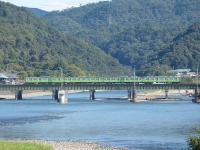2020年9月撮影、宇治川鉄橋（宇治駅～黄檗駅間）にて。定番の反対側、西側からの撮影です。複線化工事が始まれば、このアングルで撮れなくなるため、西側からも撮影しました。みやこ路快速を代走する103系NS407編成が鉄橋を渡っていきました。