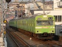 2011年12月撮影、桃谷駅にて。森ノ宮電車区からの送り込み回送を狙いました。夕陽を浴びてJR難波を目指します。