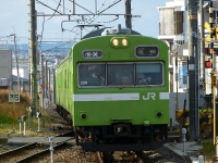 2018年1月撮影、京終駅にて。運用番号の『臨』がポイントです。奈良駅と京終駅では結構高低差があるんですね。