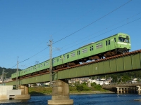 2020年9月撮影、宇治川鉄橋（宇治駅～黄檗駅間）にて。川岸に降りて、見上げるアングルで撮影しました。
