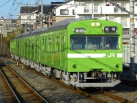 2020年12月撮影、新田駅にて。検査上がりのピカピカな姿です。ケーブル影が残念ですが、時期柄仕方ありませんね。。