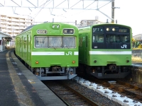 2021年1月撮影、京終駅にて。201系との並びです。