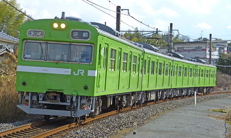 JR奈良線棚倉～玉水間を走行するNS409編成