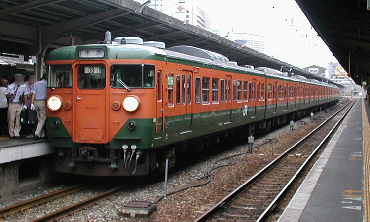 大阪駅に停車中の、網干区113系。先頭車は大目玉ですね。
