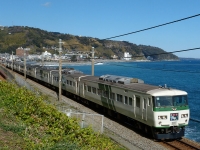 2020年撮影、伊豆急行線片瀬白田駅付近にて撮影。青い海バックに走る185系10両編成の特急踊り子号が、伊豆急下田へ向かいます。